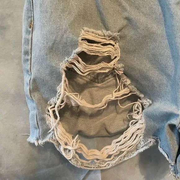 NASTY GAL • High Waisted Distressed shorts - Picture 6 of 9